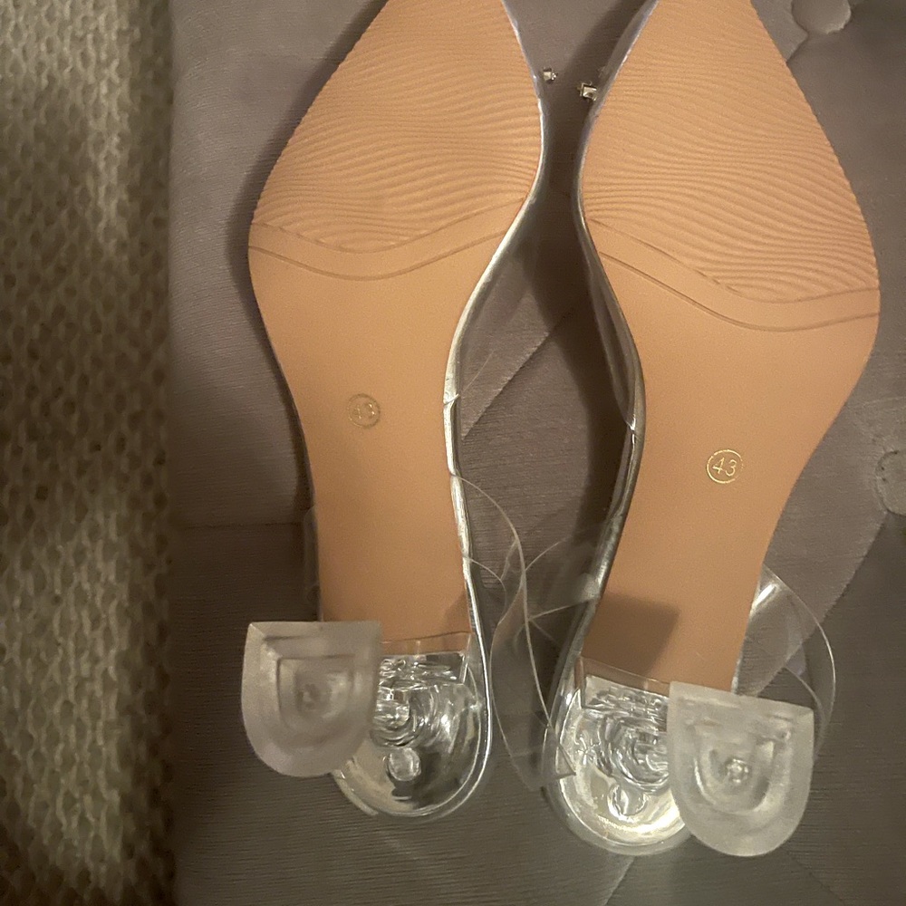 selling this beautiful heel shoe at cheapest price,size 11 color sunflower
